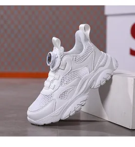 Sneaker bianca traspirante per bambini con fibbia rotante e suola morbida leggera