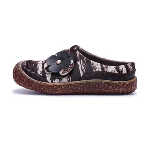 Chaussures plates vintage pour femmes en poil de poney avec fleur en cuir 3D et semelle.