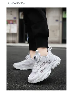 Dettaglio ravvicinato di scarpe da ginnastica in mesh bianco con sistema di chiusura rotante