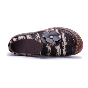 Vue détaillée du mocassin vintage en poils de poney avec fleur en cuir 3D et perle