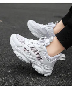 Scarpe da ginnastica bianche traspiranti in mesh per bambini con chiusura a rotella
