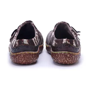 Vue détaillée du talon texturé et des coutures colorées de chaussures rétro en poils.
