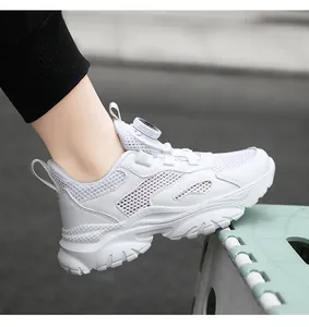 Dettaglio di scarpe da ginnastica bianche traspiranti in mesh per bambini con lacci a quadrante