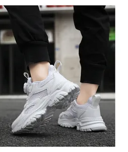 Primo piano di scarpe da ginnastica in mesh traspirante bianco da bambino con suola morbida