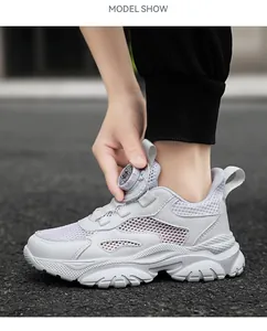 Dettaglio di sneaker da bambino in rete bianca con chiusura a rotella girevole