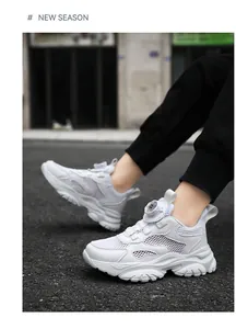 Sneakers bianche in mesh traspirante per ragazzi indossate in ambiente esterno