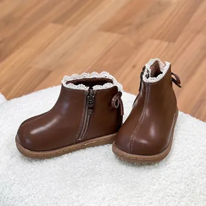 Botas clásicas de cuero marrón para niñas con ribete de encaje y cremallera lateral