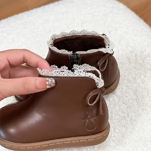 Elegantes botas de cuero marrón para niñas con encaje blanco y forro polar cálido