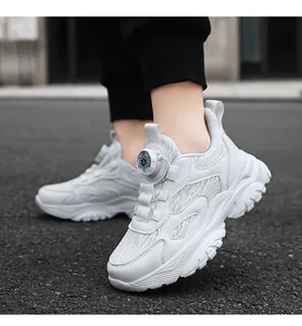 Sneaker in mesh traspirante bianche per ragazzi con suola morbida e fibbia a quadrante