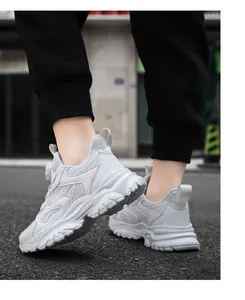Vista dettagliata di sneakers bianche traspiranti per bambini con fibbia rotante