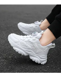 Primo piano di scarpe bianche traspiranti in mesh per bambini con fibbia rotante