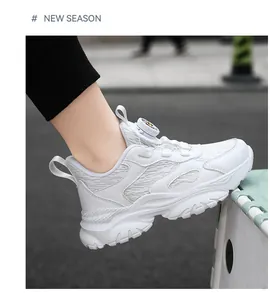 Dettaglio della sneaker da bambino bianca traspirante con chiusura a fibbia rotante.