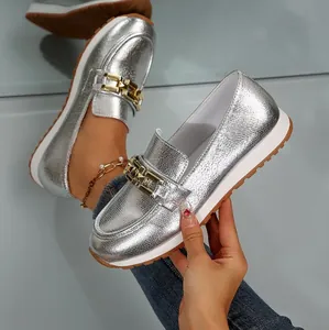 Silberne Metallic-Loafer mit runder Kappe, goldener Kette und weißer Gummisohle