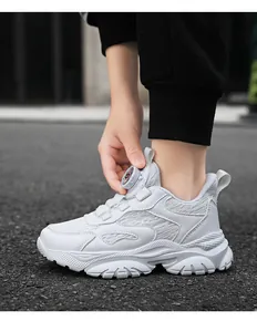 Primo piano di scarpe da ginnastica bianche in mesh traspirante con fibbia rotante