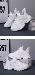 Vista laterale dettagliata di sneaker in mesh bianco traspirante per ragazzi con fibbia girevole.