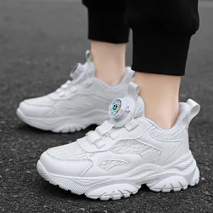 Sneakers bianche in mesh traspirante per bambini con sistema di allacciatura a rotella