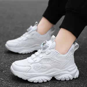 Scarpe sportive da ragazzo bianche traspiranti e leggere per la scuola e lo sport.
