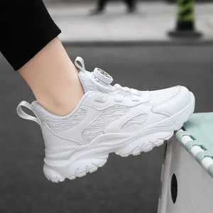 Sneakers bianche in mesh traspirante per ragazzi con fibbia rotante e suola morbida