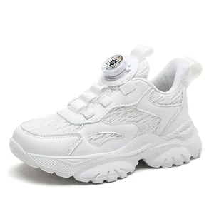 Scarpe da ginnastica bianche traspiranti per bambini con suola morbida e chiusura a rotella.