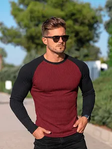 T-shirt aderente da uomo a maniche raglan in maglia a coste color bordeaux e nera
