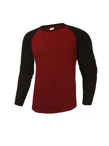 Dettaglio maglietta a coste slim fit con maniche raglan bordeaux e nere