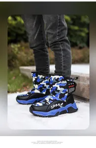 Vista exterior detallada de botas de nieve de camuflaje azul para niños con forro