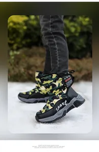 Primer plano de botas de nieve camufladas para niños con suelas antideslizantes al aire libre