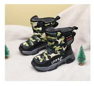 Vista detallada de botas de nieve de camuflaje para niños con forro de piel cálida