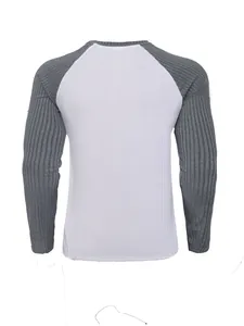 Vista posteriore di una t-shirt raglan da uomo slim fit con maniche a coste grigie