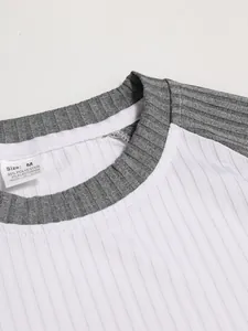 Primo piano dello scollo a girocollo a costine e della trama del tessuto della t-shirt