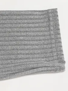 Primo piano del tessuto a costine grigio e delle cuciture di un t-shirt da uomo.