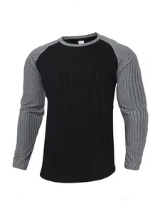 Vista dettagliata di una t-shirt a maniche lunghe da uomo con maniche raglan a contrasto