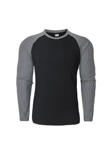 Vista dettagliata della maglietta raglan slim-fit da uomo con texture a coste.