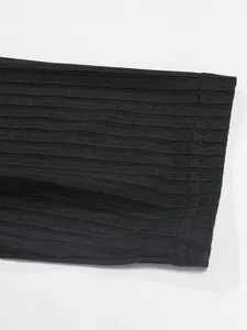 Vista macro dettagliata della trama della manica in tessuto a coste nero su t-shirt slim fit