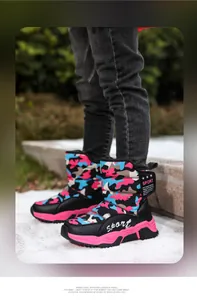 Detalle de botas de nieve de camuflaje coloridas para niños con forro cálido y suela rosa