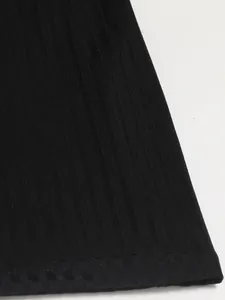 Dettaglio della trama a costine e dell'orlo cucito di questa t-shirt nera slim fit da uomo