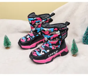 Vista detallada de botas de nieve de camuflaggio coloridas para niños con forro cálido