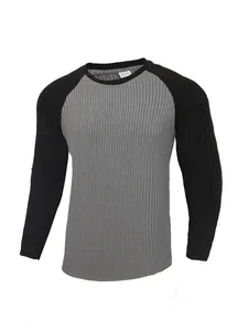 T-shirt a maniche lunghe da uomo slim fit, corpo grigio a costine e maniche raglan nere.