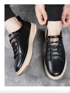 Λεπτομέρεια από μαύρα δερμάτινα ανδρικά sneakers με λογότυπο Story και μπεζ σόλα.