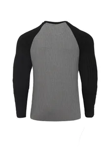 Vista posteriore di una t-shirt a maniche lunghe a costine bicolore da uomo grigia e nera