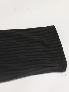 Primo piano del tessuto a costine nero e dell'orlo a doppia cucitura di una t-shirt da uomo