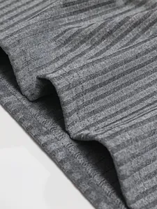 Dettaglio della texture in maglia a coste grigie e cuciture di alta qualità sulla maglietta da uomo