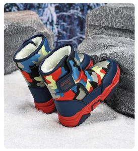 Detalle de botas de nieve de invierno para niños con estampado de camuflaje y forro cálido