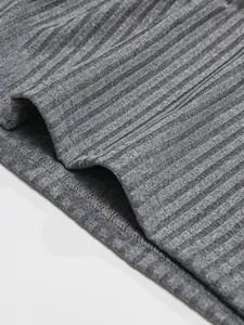 Primo piano della trama del tessuto a coste grigio e delle cuciture di una t-shirt