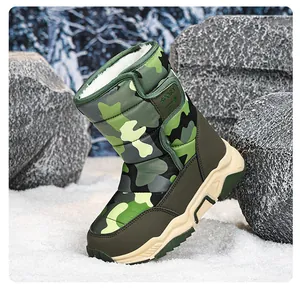 Botas de nieve de camuflaje para niños con forro cálido en ambiente de invierno