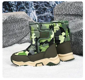 Detalle de botas de nieve camuflaje para niños con forro polar cálido y suela resistente