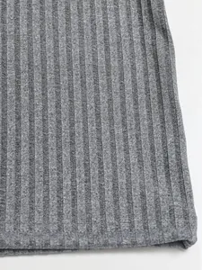 Vista dettagliata della trama del tessuto a costine grigie su una maglietta slim fit da uomo