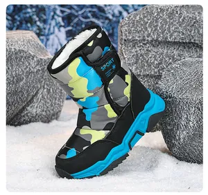 Primer plano de botas de nieve para niños con estampado de camuflaje y forro polar cálido.