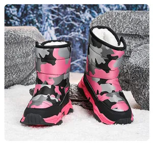 Vista detallada de las botas de nieve de camuflaje rosa para niños con forro de felpa