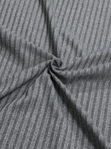 Vista macro dettagliata della trama del tessuto a coste grigio su una t-shirt a maniche lunghe
